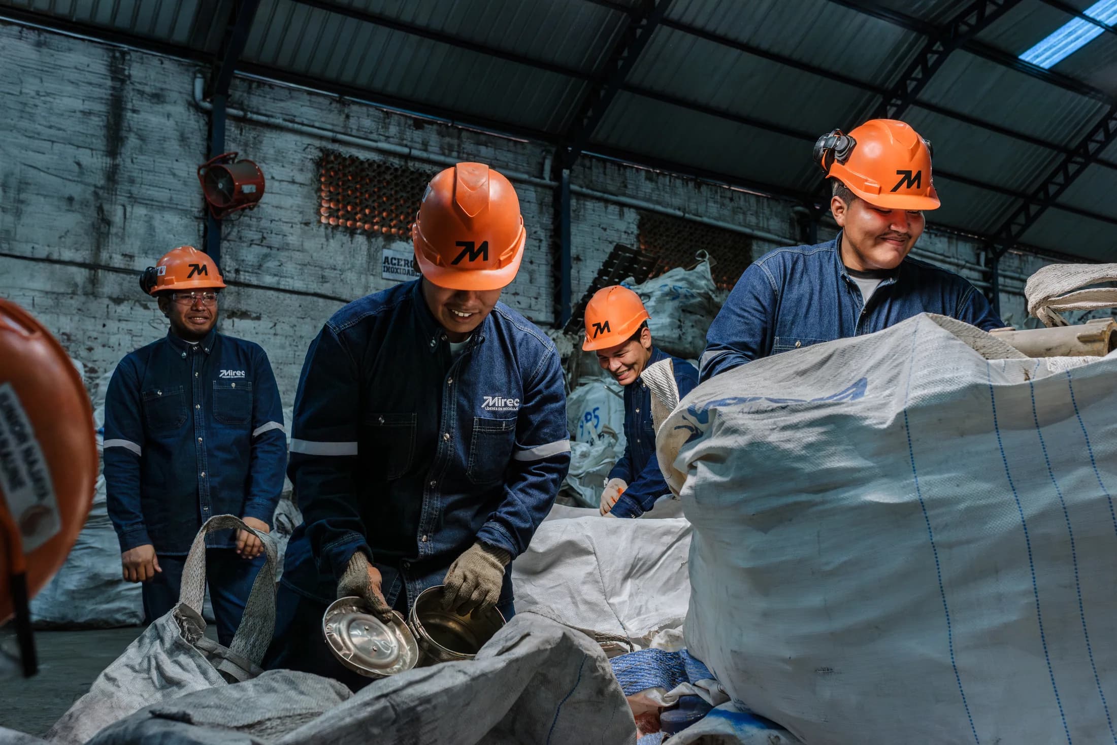 Trabajadores de MIREC coordinando una operación industrial segura