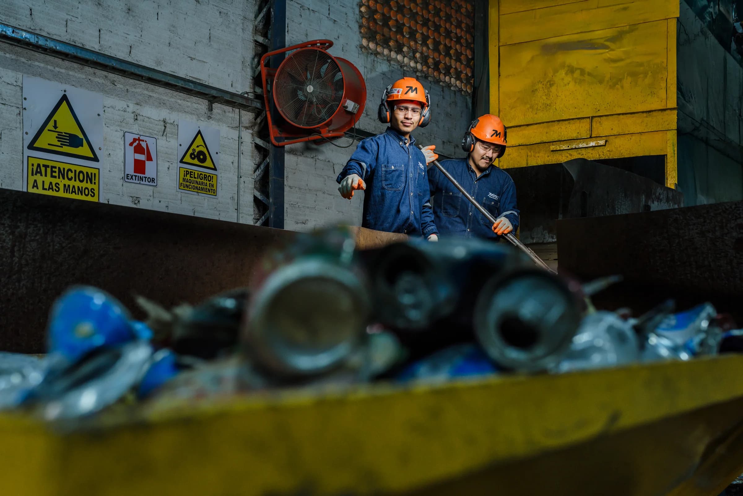 Trabajadores de MIREC operando dentro de la planta de reciclaje